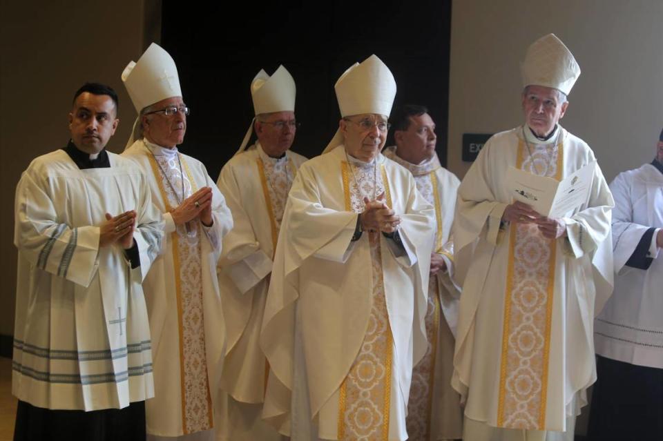 El arzobispo emérito, cardenal Roger M. Mahony; José H. Gómez, arzobispo de Los Ángeles; el obispo de la diócesis de Stockton, Myron J. Cotta, y el obispo emérito Armando X. Ochoa ungieron las paredes de la iglesia durante la misa de dedicación.