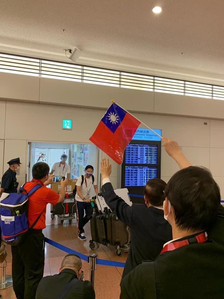 中華代表團昨日下午抵達東京羽田機場，謝長廷親自接機。（圖／翻攝自謝長廷臉書）