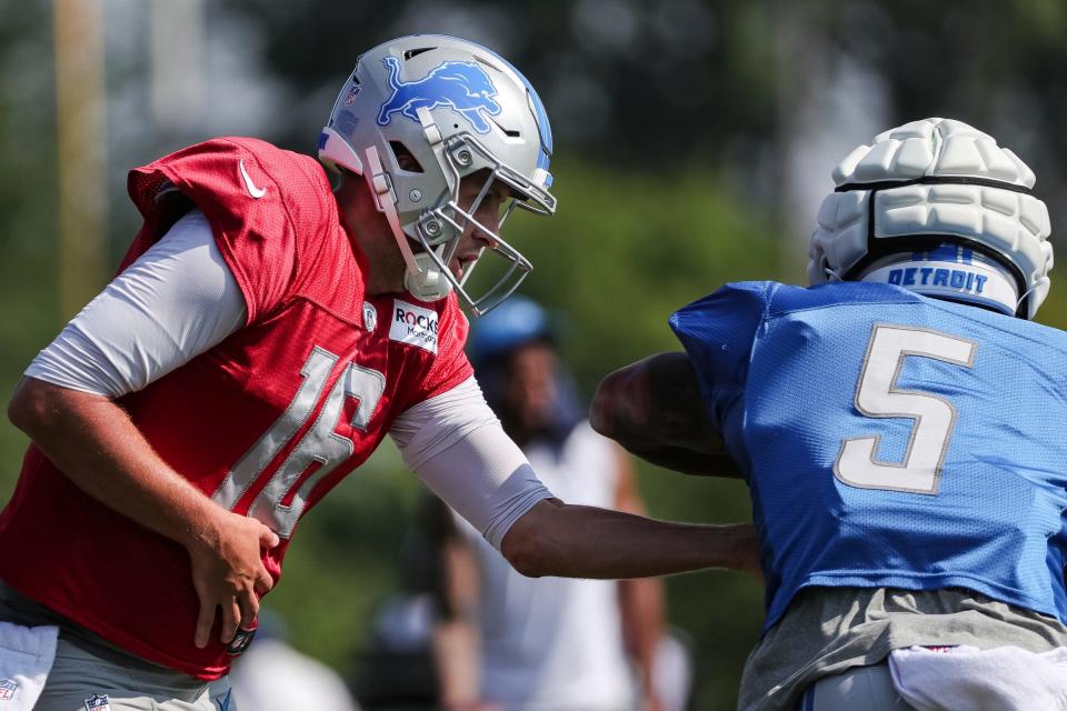 Detroit Lions quarterback Jared Goff passes the ball to running back David Montgomery during the joint practice with New York Giants at Detroit Lions headquarters and training facility in Allen Park on Wednesday, August 9, 2023.