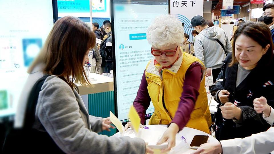 65歲轉職成暢銷作家　高愛倫又出新書現身台北國際書展談人生