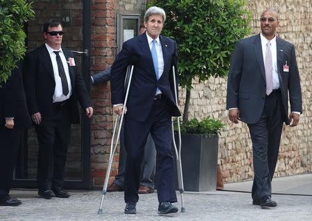 U.S. Secretary of State John Kerry (C) arrives to deliver a media statement outside the venue for nuclear talks in Vienna, Austria, July 1, 2015. REUTERS/Heinz-Peter Bader