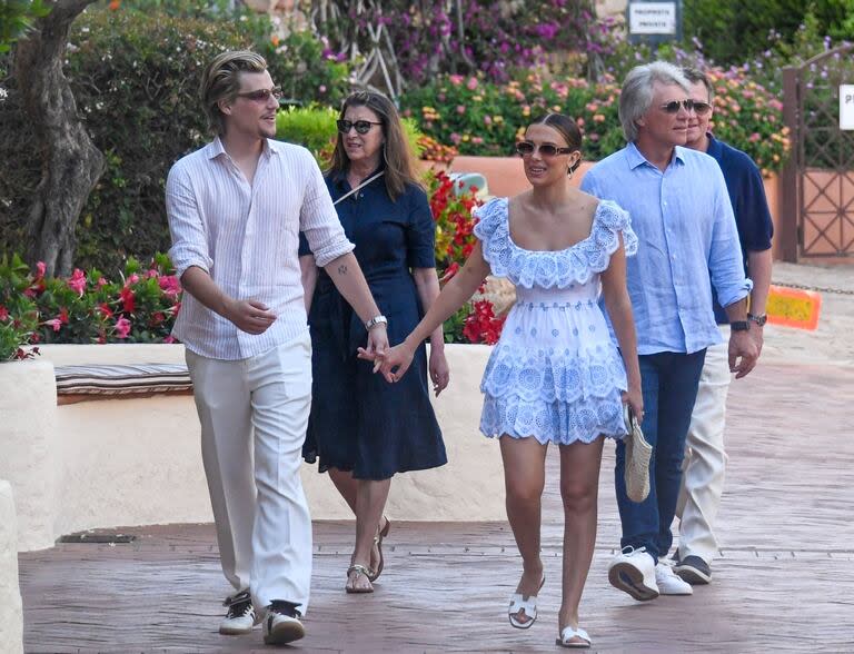 Pocas semanas después de haber pasado por el altar, Millie Bobby Brown y su esposo, el modelo y actor Jake Bongiovi, hijo del cantante Jon Bon Jovi, fueron vistos mientras disfrutaban de unas vacaciones en Poro Cervo, Cerdeña, Italia

