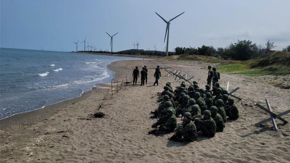 同心32號演習，國軍在在苗栗縣通霄鎮白沙屯安檢所實施「後備部隊灘岸阻絕設置」演練。（李京昇攝）