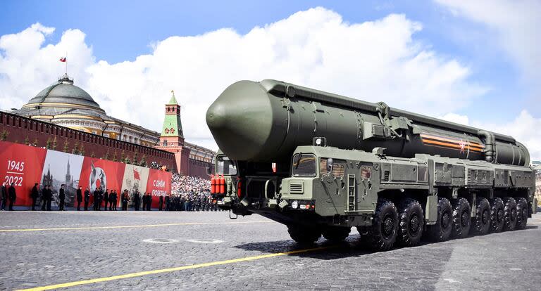 Un misil balistico intercontinental durante un desfile militar en Moscú