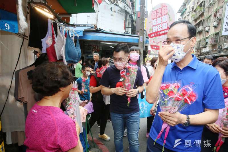 20210508-國民黨8日舉辦「寵愛媽咪、響應828公投」 活動，黨主席江啟臣(右二)、前主席朱立倫(右－)等人出席。(柯承惠攝)