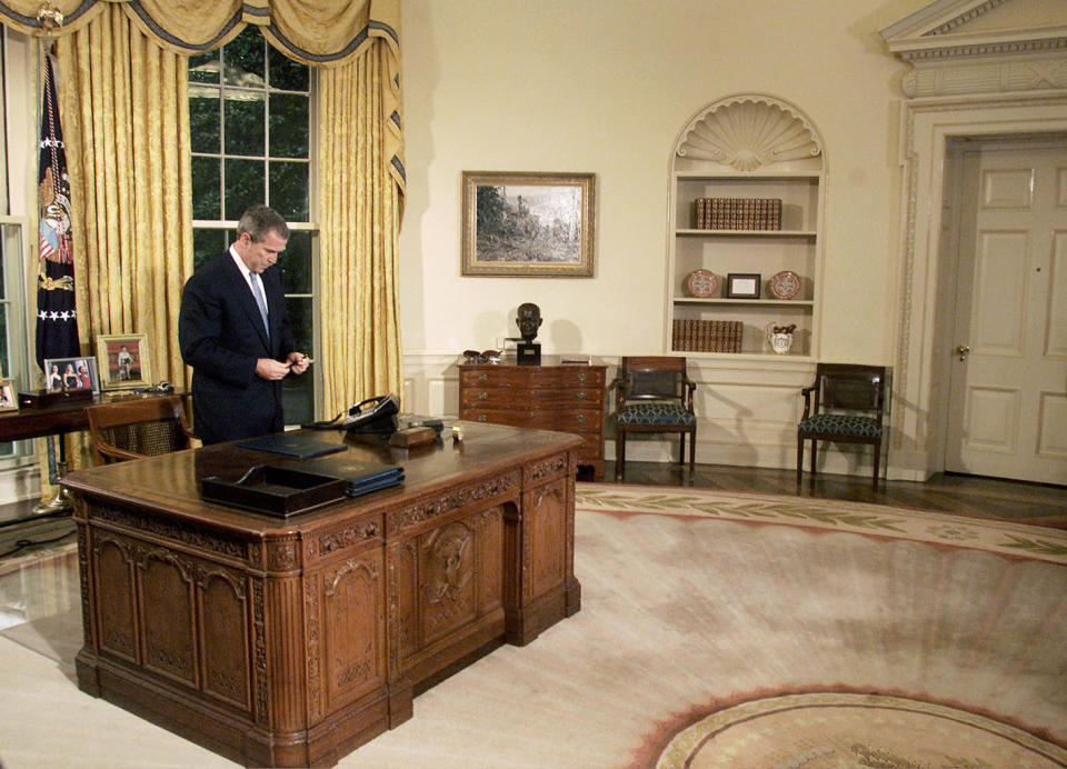 El presidente George W. Bush habla por teléfono con la exprimera Dama, Nancy Reagan, por el cumpleaños 90 del presidente Reagan, el 15 de febrero de 2001, en Washington, DC. Mark Wilson/Newsmaker