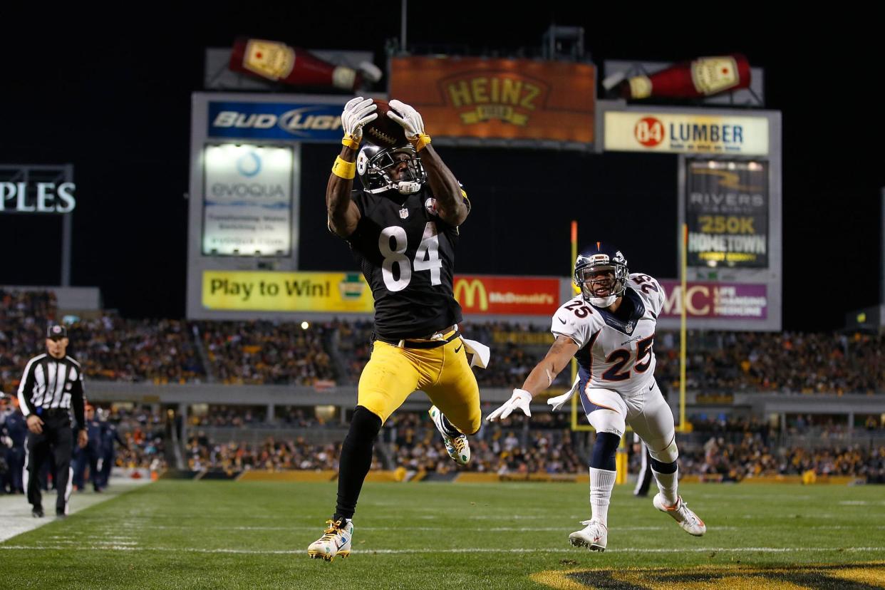 Antonio Brown #84 of the Pittsburgh Steelers catches a touchdown pass in the third quarter of the game against the Denver Broncos at Heinz Field on December 20, 2015 in Pittsburgh, Pennsylvania: Gregory Shamus/Getty Images