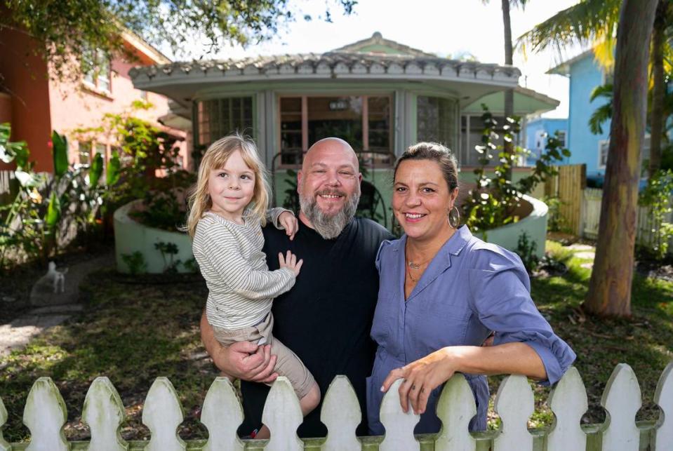 Anthony Nunziata, Carolina Penafiel y su hijo, Santino Nunziata-Penafiel, de cuatro años, frente a su casa de alquiler en Hollywood, Florida, el 12 de febrero de 2022. Nunziata ha estado buscando comprar una casa en Miami, pero los elevados precios la han hecho inasequible.