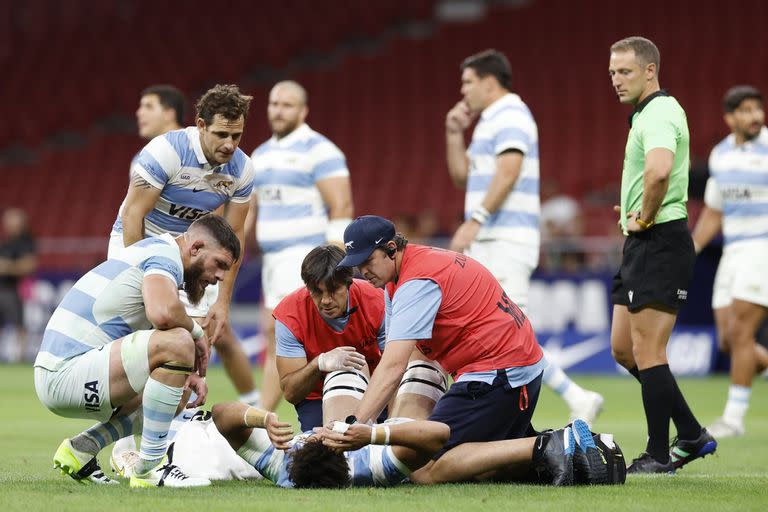 El dolor de Santiago Grondona en la lastimada rodilla izquierda, por una lesión inoportunísima a dos semanas del estreno de los Pumas en el Mundial; por él se preocupan Marcos Kremer y Nicolás Sánchez.