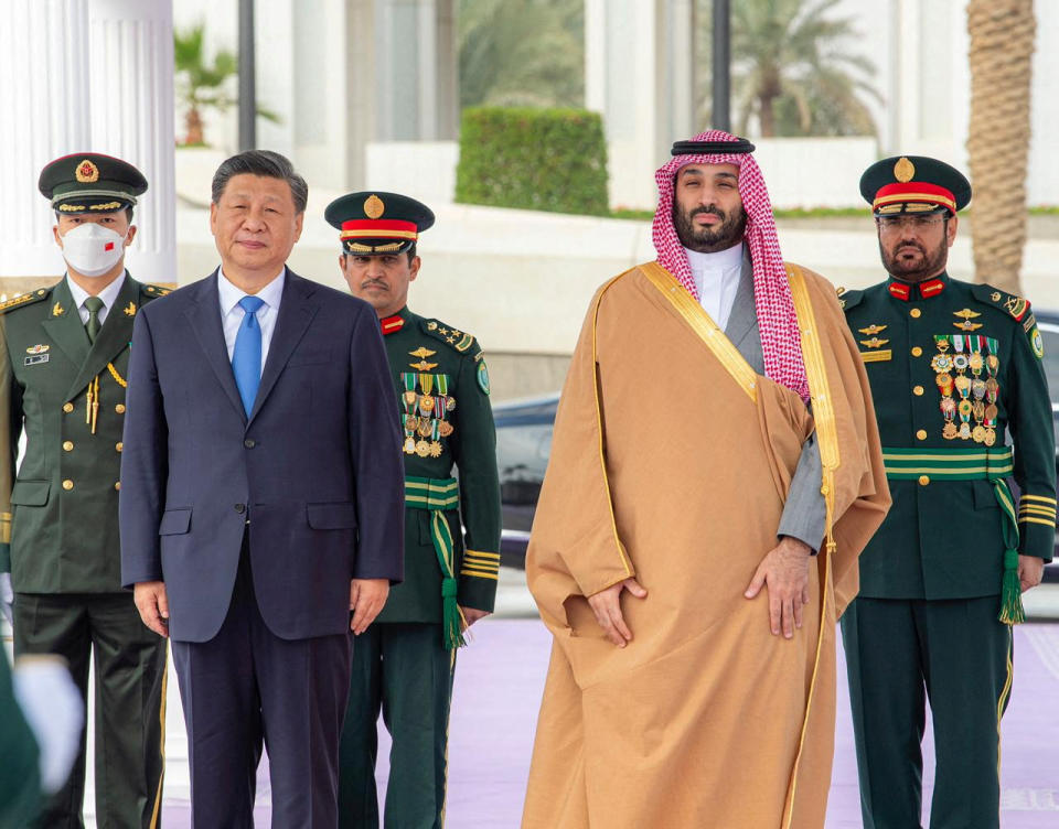 Saudi Crown Prince Mohammed Bin Salman welcomes Chinese President Xi Jinping in Riyadh, Saudi Arabia December 8, 2022. Saudi Press Agency/Handout via REUTERS ATTENTION EDITORS - THIS PICTURE WAS PROVIDED BY A THIRD PARTY