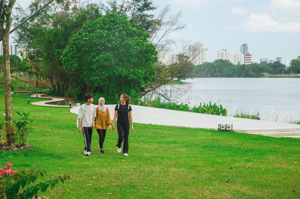 Youths walking along Lakeside Green (Photo: NParks/Facebook)