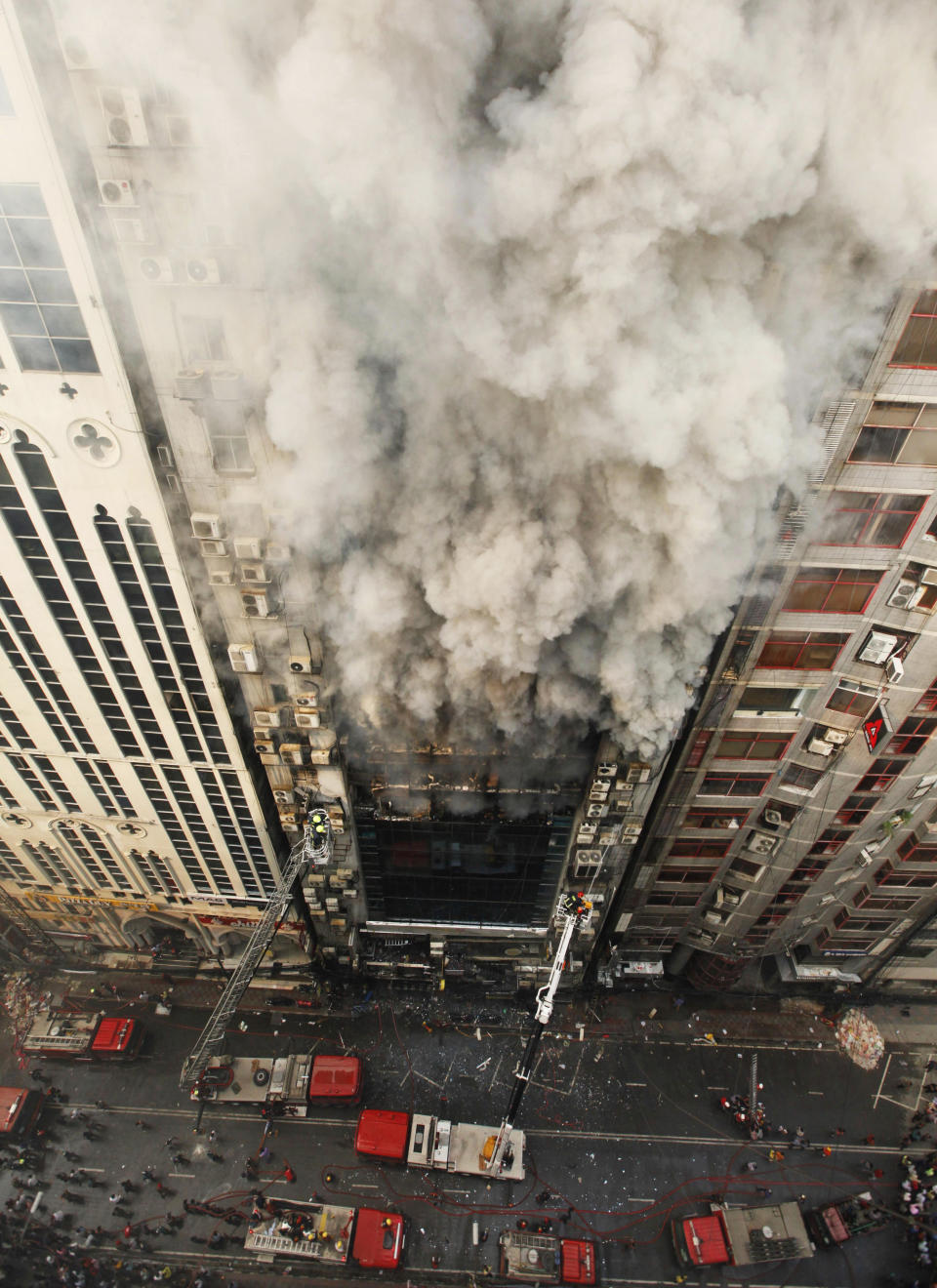 Firefighters work to douse a fire in a multi-storied office building in Dhaka, Bangladesh, March 28, 2019. (AP Photo/Mahmud Hossain Opu )