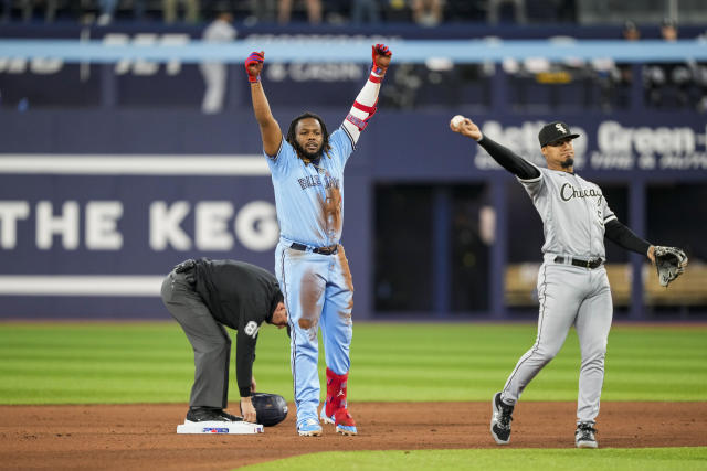 Springer hurts hand, Blue Jays finish sweep of White Sox 8-0