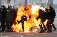 <p>Tradition syndicale oblige. La CGT, accompagnée du Front Ouvrier, a manifesté dans Paris pour la fête du travail. Les manifestants sont venus pimenter cet entre-deux tours déjà mouvementé. Des heurts ont éclaté entre les manifestants et les CRS. Ici, un policier recevant un cocktail Molotov. Cet incident a été sujet à des jeux de mots de mauvais goût de la part de la CGT du groupe Publicis. Celle-ci déplorait qu’on ne parle pas assez des violences que les CRS faisaient subir aux manifestants. LA CGT Publicis a tweeté que les médias type BFM ne parlaient que des “poulets grillés”. (Photo : AFP) </p>