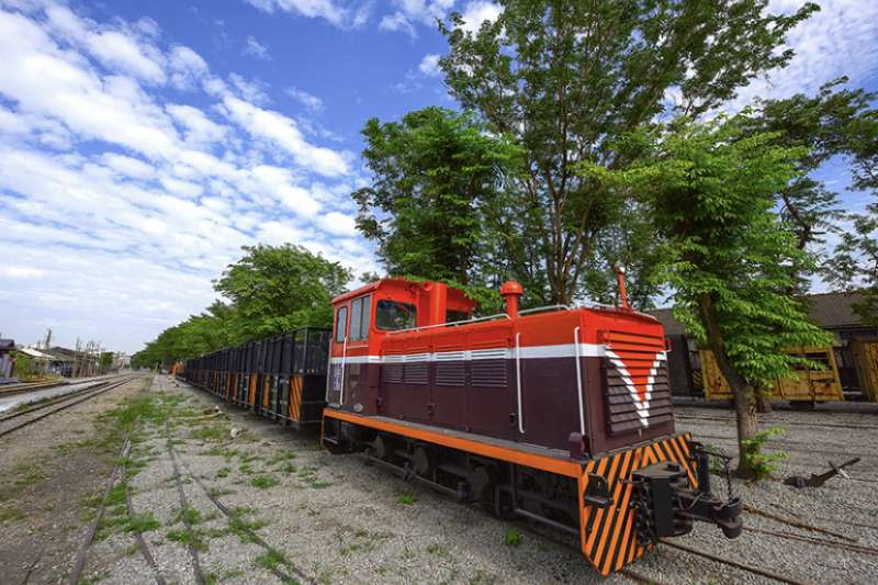 溪湖糖廠內的觀光彩繪小火車，帶領遊客體驗馳騁田野的樂趣。（圖／彰化縣政府提供）