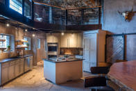 <p>La cocina es de última generación y tiene una gran barra de madera.<br>Foto: Instagram/beckhamcave </p>