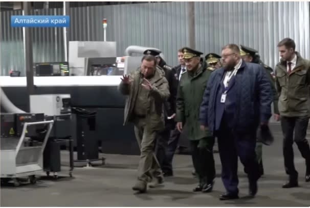 前俄羅斯國防部長紹伊古參觀導彈零件製造工廠時，就被發現有一台津上公司製造的二手機床正在使用中。 圖：翻攝自 火星宏觀 