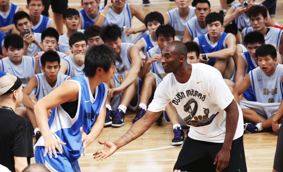 The global icon gave tips and played a game of basketball with Changchun University of Technology students on July 27, 2010, in Changchun of Jilin Province, China. 