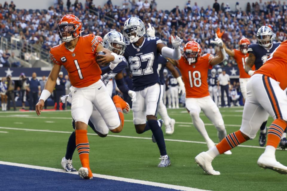 Chicago Bears' Justin Fields runs for a touchdown during the first half of an NFL football game against the Dallas Cowboys Sunday, Oct. 30, 2022, in Arlington, Texas. (AP Photo/Michael Ainsworth)