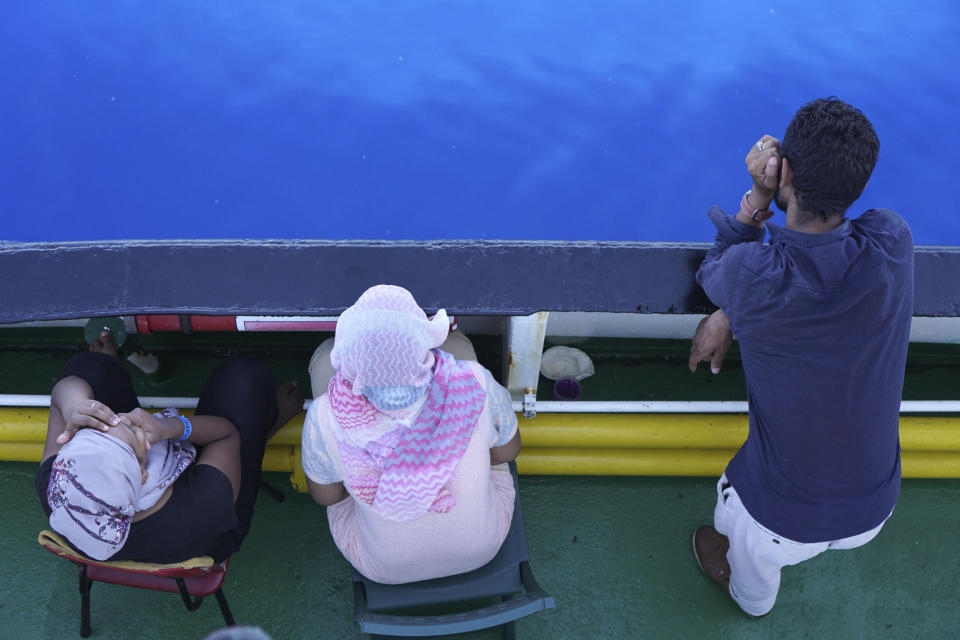 Migrantes en la cubierta del buque humanitario español Open Arms en la costa de la isla siciliana de Lampedusa, Italia, el domingo 17 de agosto de 2019. (AP Foto/Francisco Gentico)