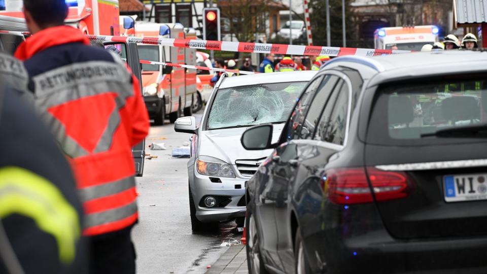 Die Unfallstelle in Volkmarsen mit dem Auto, das in einen Karnevalsumzug gefahren war.