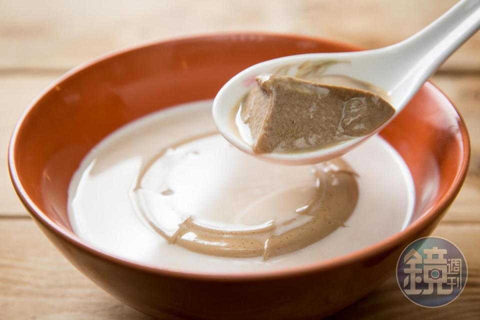 咖啡牛奶豆花是林恩雅自行研發，搭配黑糖水一起入口，香氣濃郁。（90元/碗）
