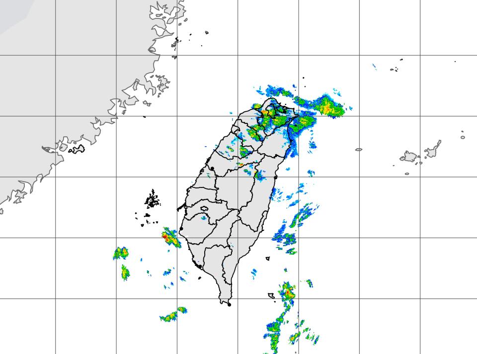 降雨趨緩，東半部地區及西半部山區為多雲偶有短暫雨，大臺北及清晨西半部地區也有零星降雨，白天起中南部平地轉為多雲到晴、較為穩定的天氣。（圖：氣象署網站）