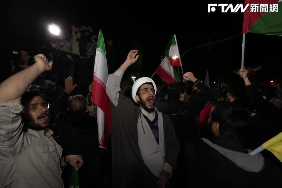 伊朗數千名支持政府的民眾上街狂歡、揮舞國旗。（圖／美聯社）