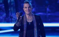 Wenn man die drei Nummer-eins-Alben von Take That, an denen er beteiligt war, mitrechnen würde, käme Robbie Williams auf 15 Nummer-eins-Alben in den deutschen Charts. Als Solokünstler schaffte er aber auch immerhin zwölfmal den Sprung auf Platz eins, zuletzt mit "The Christmas Present" 2019. (Bild: Felipe Trueba - Pool/Getty Images)