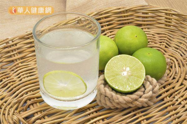 檸檬水無法消除血脂肪或皮下脂肪，但可適度替換高熱量飲料，幫助控制卡路里。