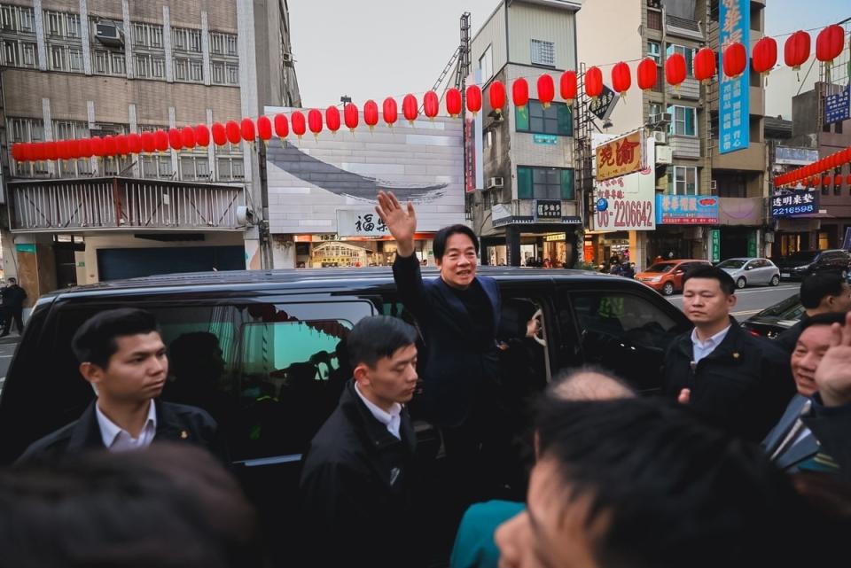 賴清德春節期間將全台走透透參香，並發放1元福袋。   圖：民進黨提供