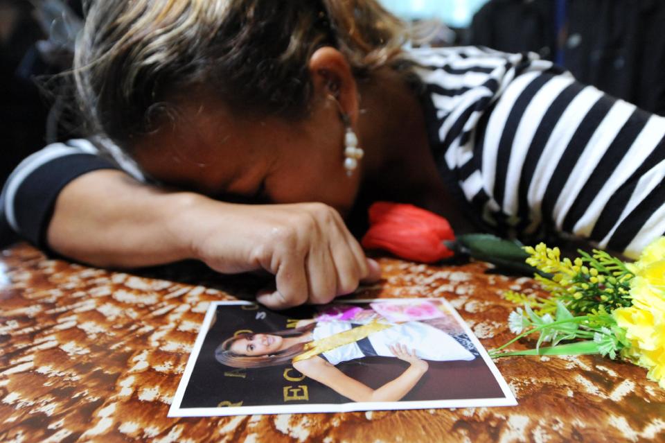 Una mujer llora el 20 de noviembre de 2014 en Tegucigalpa sobre el ataud de la asesinada Miss Honduras Maria Jose Alvarado (AFP/Archivos | Orlando Sierra)