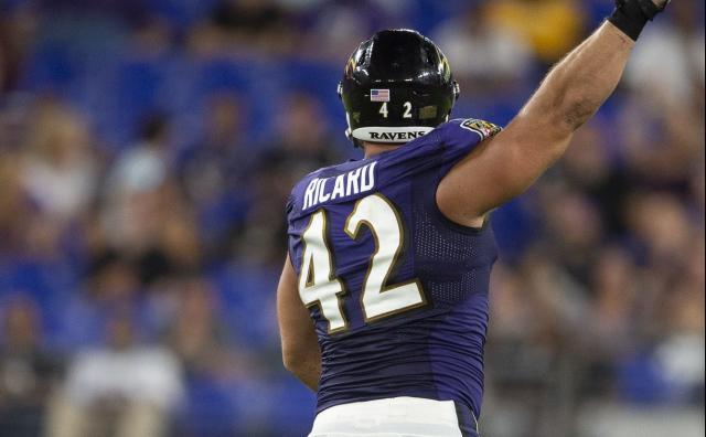 Ravens players celebrate FB Patrick Ricard re-signing with