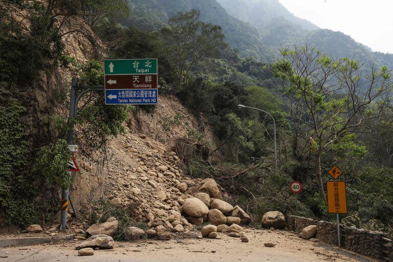 Esta foto tomada por la Agencia Central de Noticias de Taiwán (CNA) el 4 de abril de 2024 muestra una carretera bloqueada por rocas caídas en Hualien, después de que un importante terremoto golpeara el este de Taiwán. 