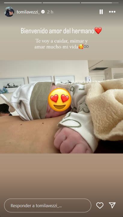 La foto que publicó Tomás Lavezzi tras el nacimiento de su hermanito (Foto: captura Instagram/@tomilavezzi)