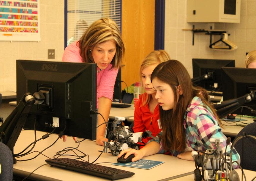 Le Dr Elizabeth VanPate guide les filles qui apprennent à programmer un robot lors de la journée Tech Savvy de l'AAUW en 2017.