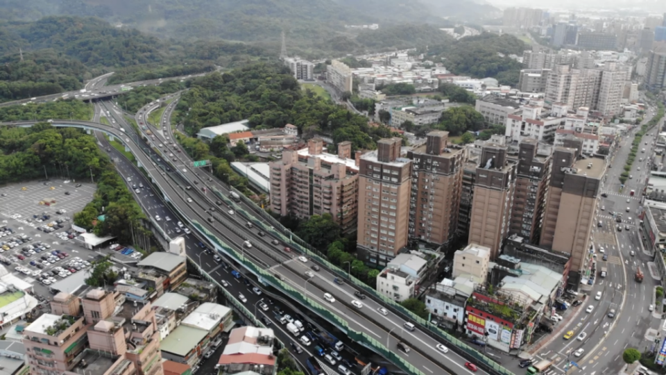 新北市警局交通大隊春節連續假期，將執行無人機空中路況查報工作，以制空視角掌控交通狀況，機動調整警力部署，加強疏導交通瓶頸。（新北市警局交通大隊提供）