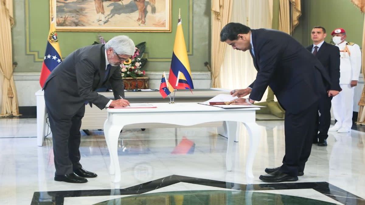 El acuerdo entre Colombia y Venezuela fue firmado por el ministro Germán Umaña (izq.) y el presidente Nicolás Maduro (der.). Foto: MinComercio