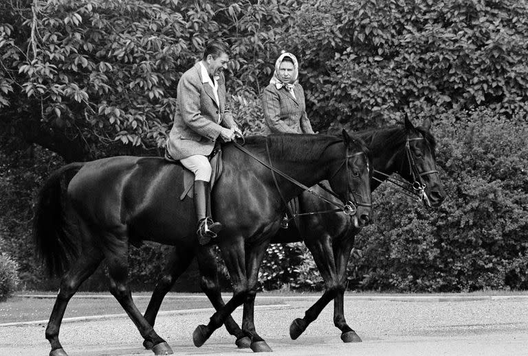 El presidente de Estados Unidos, Ronald Reagan y la reina Isabel II montan a caballo en los terrenos del Castillo de Windsor, Inglaterra, el 8 de junio de 1982