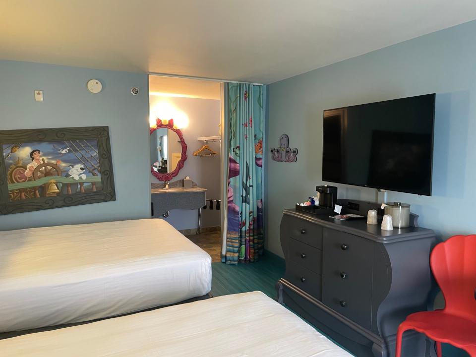 little mermaid themed hotel room at disney's art of animation resort