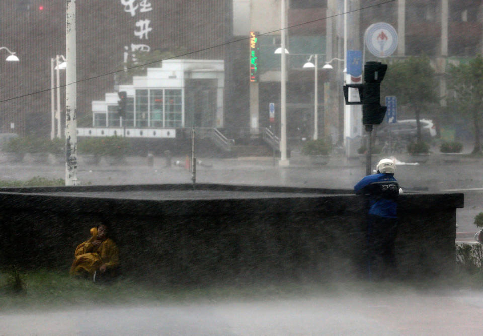 Typhoon Meranti hits Taiwan and heads for China