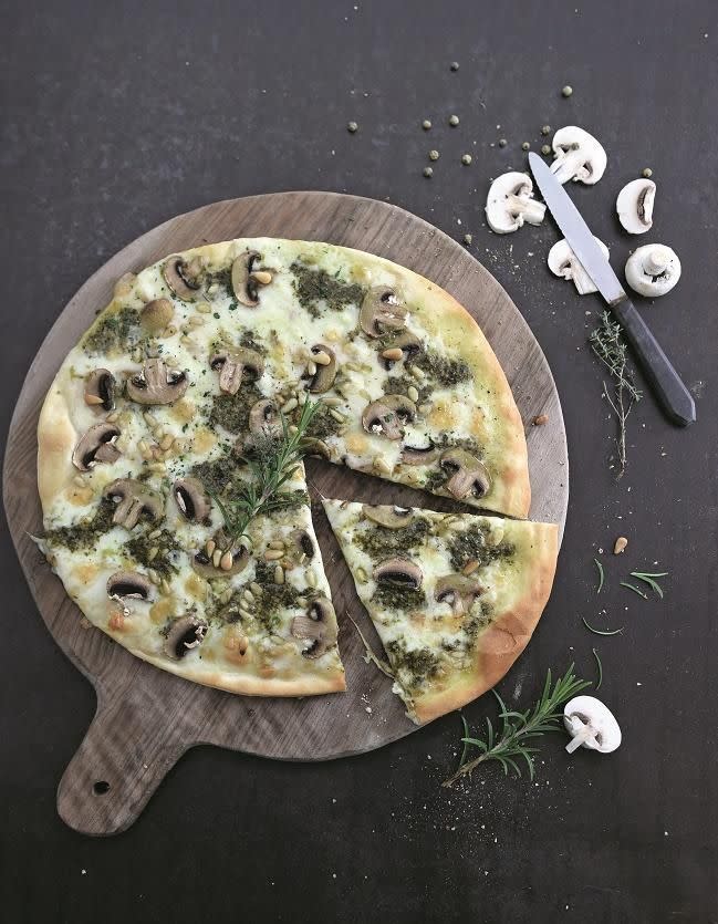 <p>Découvrir la recette de la <a href="https://www.elle.fr/Elle-a-Table/Recettes-de-cuisine/Pizza-blanche-champignons-pesto-3560417" rel="nofollow noopener" target="_blank" data-ylk="slk:pizza blanche champignons-pesto;elm:context_link;itc:0;sec:content-canvas" class="link ">pizza blanche champignons-pesto</a></p><br>