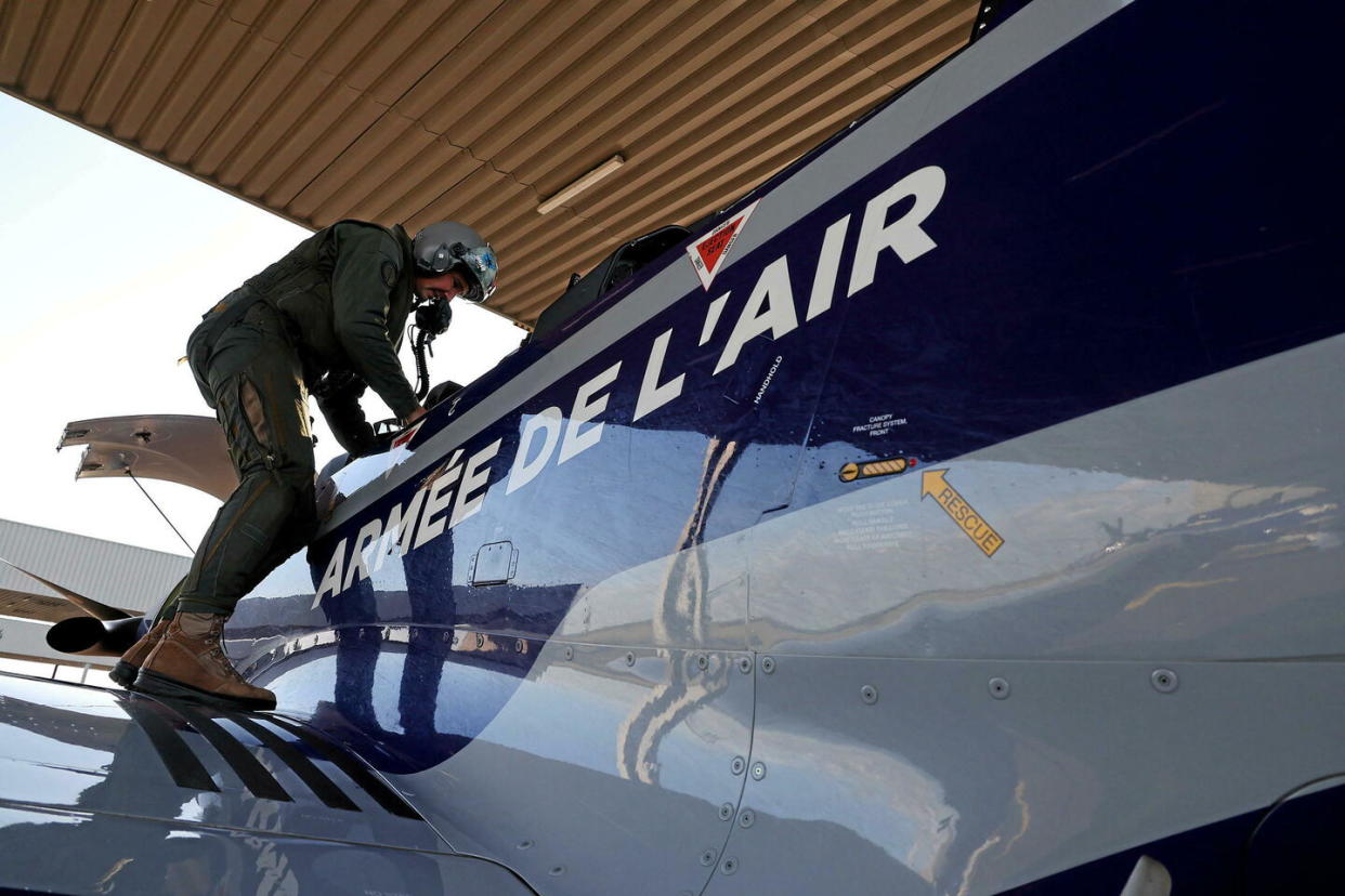 Un étudiant pilote de l'armée de l'air et de l'espace, au moment de prendre place dans l'avion d'entraînement Pilatus PC-21, à Cognac, en septembre 2023.  - Credit:JP Pariente - Sipa