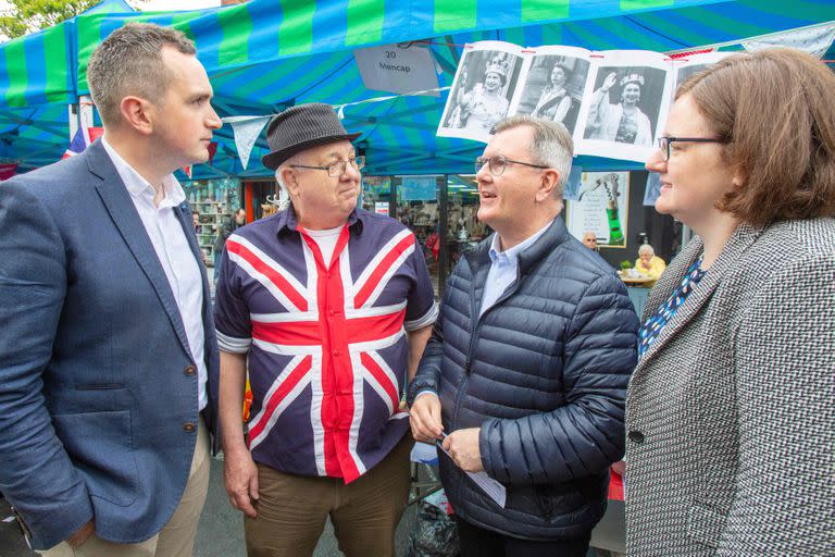 El líder del Partido Unionista Democrático de Irlanda del Norte, Jeffrey Donaldson, habla con los ciudadanos durante su visita al mercado de la Feria de Mayo en Holywood Co Down, el 2 de mayo de 2022, como parte de su campaña política para las próximas elecciones locales.