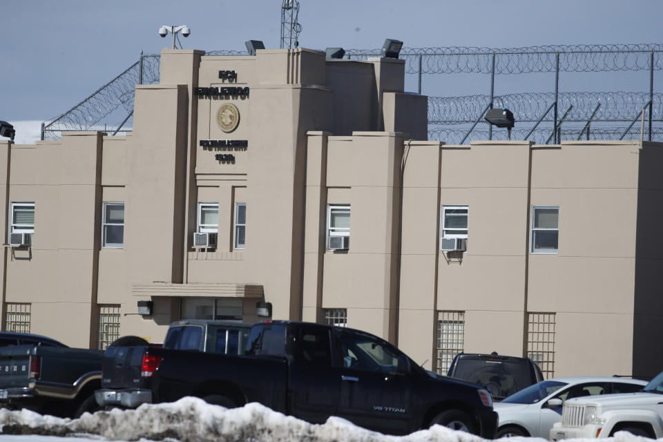 Entrada principal de la prisión federal en donde el exgobernador de Illinois Rod Blagojevich está detenido el martes 18 de febrero de 2020. (AP Foto/David Zalubowski)