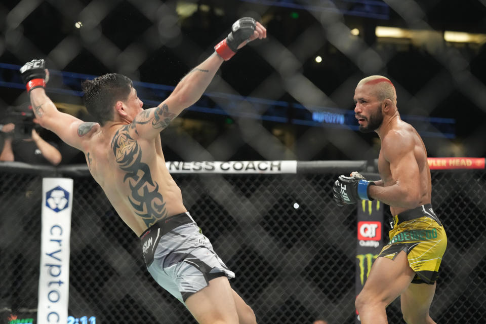 Deiveson Figueiredo derriba a Brandon Moreno en el UFC 270. (Louis Grasse/PxImages/Icon Sportswire vía Getty Images)