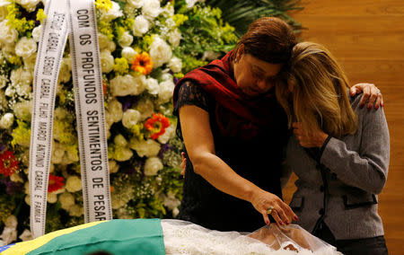 Graca Garbaccio (L) reacts over the coffin of her husband, the former Brazilian soccer player Carlos Alberto, died aged 72 following a heart attack, during his wake at Brazilian Football Confederation (CBF) in Rio de Janeiro, Brazil, October 25, 2016. REUTERS/Ricardo Moraes