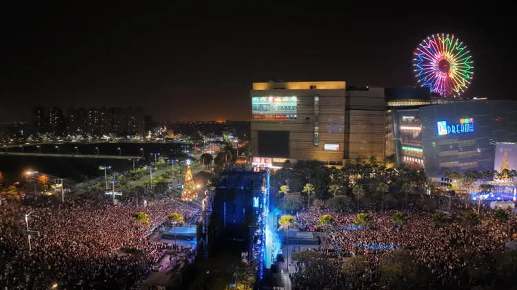 2023高雄跨年《亞灣未來市演唱會》今晚湧進爆滿人潮。高市府提供