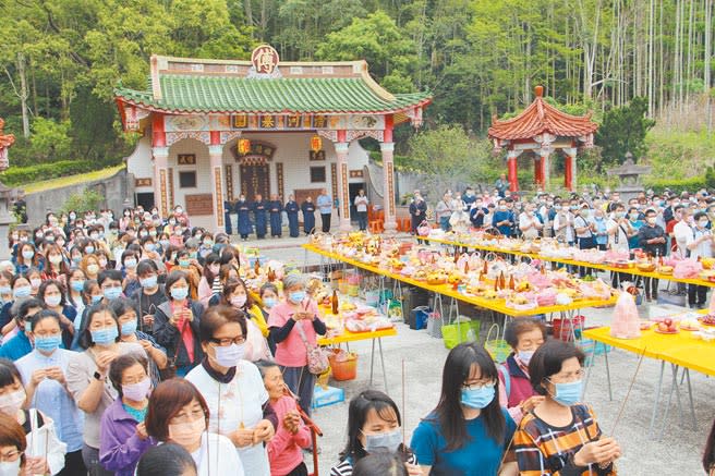 苗栗縣傅氏宗族清明祭祖，今年有700多位宗親齊聚掃墓，場面隆重盛大。（何冠嫻攝）