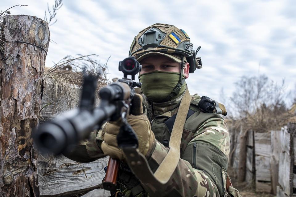 Ein Soldat der 120. Unabhängigen Brigade der Territorialen Verteidigungsstreitkräfte der Ukraine nimmt am 16. März an einer Trainingsübung teil. - Copyright: Gian Marco Benedetto/Getty Images